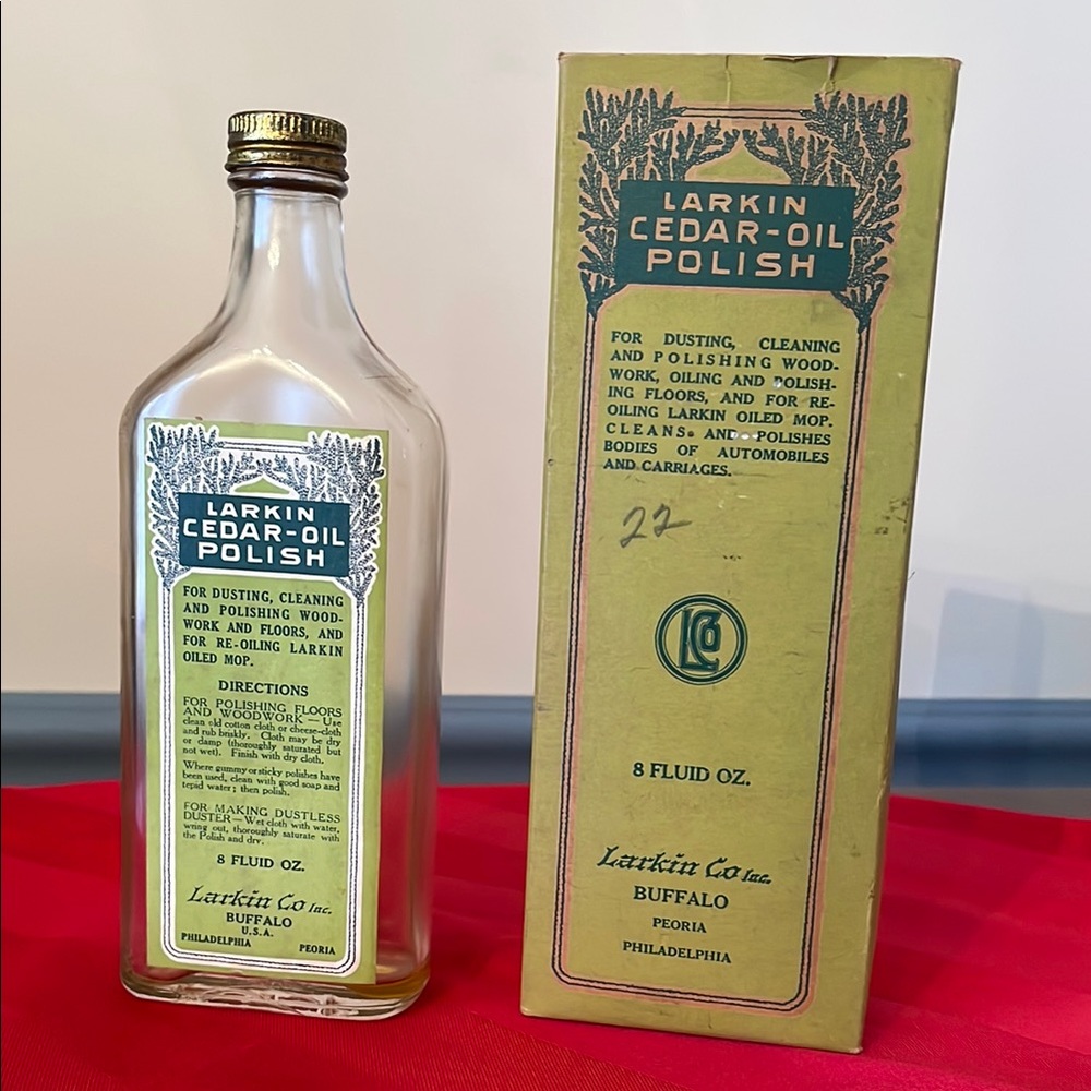 Larkin Cedar Oil Polish with Box